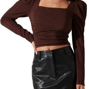 ASTR THE LABEL 
Puff Shoulder Textured Knit Crop Top - Brown